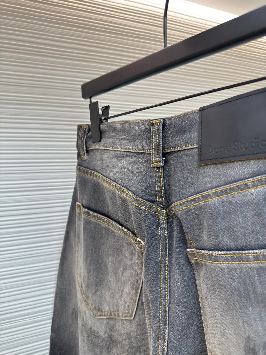 Acne Studios washed wide-leg jeans with splashes of ink ●Authentic product: Purchased and developed by 5159 ●Item number: 1680582-A85 ●Fabric: denim fabric ●Technology: Painting process ●Version: fitted version ●Weight: about 850 grams ●Size: 42-44-46-48-50-52 ●Description: Made of denim fabric imported from Japan, which is characterized by high density and thick yarn, so it has strong wear resistance and tensile strength It also has softness. With the passage of time and frequent wearing, denim fabric will gradually become softer. After special dyeing and finishing processes to fit the body, denim fabric also has good color fastness and washability. It can withstand multiple washings without fading easily. The hand-painted ink splash design takes up to 30 minutes to paint a finished product. The daily output is limited. The work process is very cumbersome. After painting, it is washed and aged. An important process to give the denim fabric a retro and aged effect. It shows the natural Uneven fading effect. Customized genuine leather label. Pink thread is used for marking the back pocket in details. The overall wiring is straight and delicate. The fabric is comfortable and soft. The color is consistent and no color difference. It can be matched with the same style to create a fashionable look and control various occasions. Customized accessories. Complete three labels. Same style for men and women!